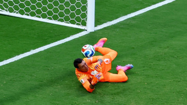 Muslera hem kendini hem Uruguay'ı yaktı: Oyundan çıkmak istedi, stadı terk etti