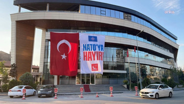 Saadet Partisi Genel Merkezi’ne 'NATO'ya hayır' pankartı asıldı
