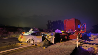 Park halindeki tıra çarpan otomobilde 2 kişi hayatını kaybetti