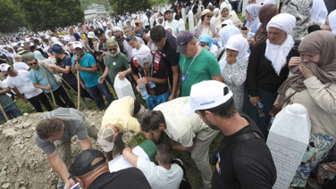 Srebrenitsa'da dinmeyen acı: 10 kurban daha defnedildi