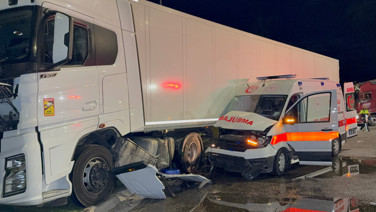 Samsun'da ambulans ile TIR çarpıştı: 6 yaralı