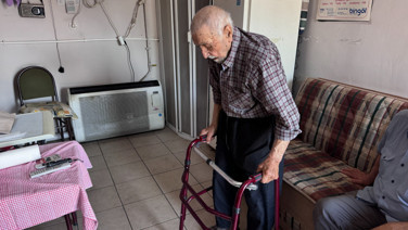 Huzur evine kabul edilmeyen 93 yaşındaki adam çay ocağında yaşıyor