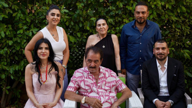 Tatlıses'in evinde mutlu gün: Manevi kızına beşi bir yerde taktı