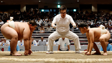 Tokyo'da minik sumocular ringe çıktı: 1500 yıllık geleneği yaşatıyorlar