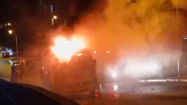 Kartal'da minibüs yangını: Peş peşe patlamalar paniğe neden oldu