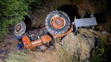 Traktör dereye yuvarlandı, 2 kişi hayatını kaybetti