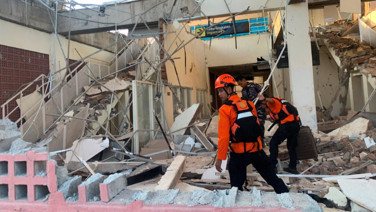 Endonezya’da 7,7’lik deprem: Ölü ve yaralılar var