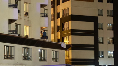 Kadını otelin camından attı