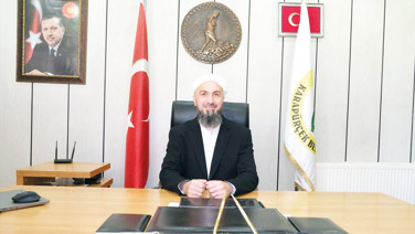 Karapürçek’in cübbeli sakallı, sarıklı başkanı