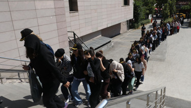 Modem yalanıyla yüzlerce kişiyi dolandırdılar