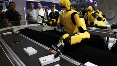Robotlar gösteriyi bıraktı, işe başladı: Artık fabrikada çalışıyorlar