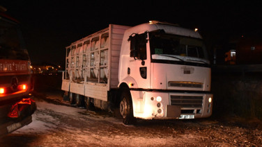 Asit sızdıran kamyon için ekipler seferber oldu: 2 yaralı