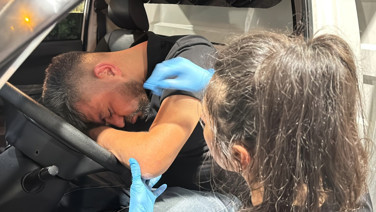 Yakıt alırken direksiyonda sızdı, ödemeyi ambulansta yaptı