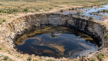 Zemin çökünce dev çukurdan petrol çıktı