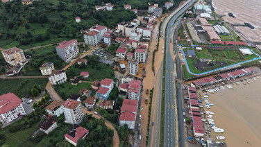 Gece boyu sürdü, sabah manzara ortaya çıktı. Rize'de yollar göle döndü