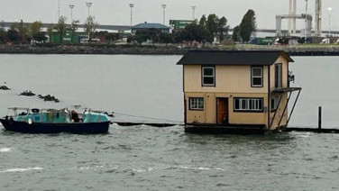İki katlı evi denizin ortasına taşıdılar. Sahil güvenlik devreye girdi