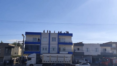 Bismil'de kahreden olay. Çatıda akıma kapılan usta öldü, iki çırağı ağır yaralı