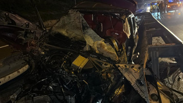Kağıthane'de taksi ile çarpışan otomobil paramparça oldu: 1 ölü