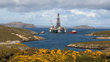 Uğruna savaştıkları adalarda yine karşı karşıya geldiler. Petrol krizi patlak verdi