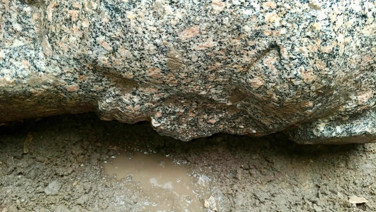 Tarlasında bir taş buldu altından 8 metrelik heykel çıktı