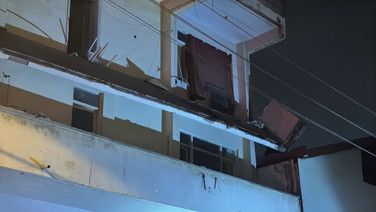Boşaltılan binanın balkonu çöktü