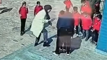 Nefes borusuna mandalina parçası kaçan öğrenciyi müdür yardımcısı kurtardı