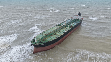 Sarıyer'de sürüklenen tanker kurtarıldı