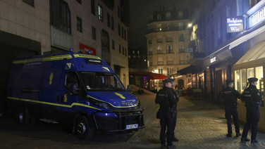 Paris'te sokağa çıkma yasağı başladı