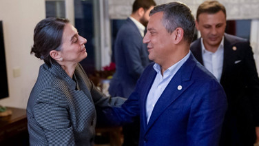 Özgür Özel'den ev hapsindeki Sinem Dedetaş'a ziyaret
