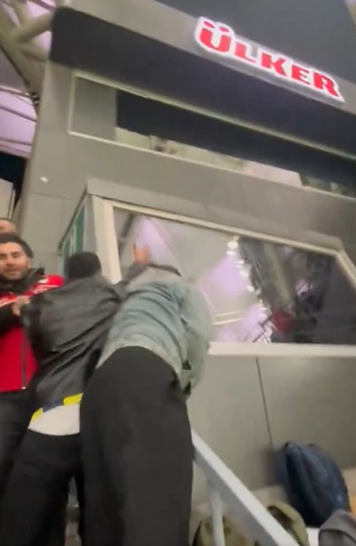 Kadıköy'de cinnet: Sen misin 'istifa' tezahüratını susturmaya çalışan... - Resim : 1