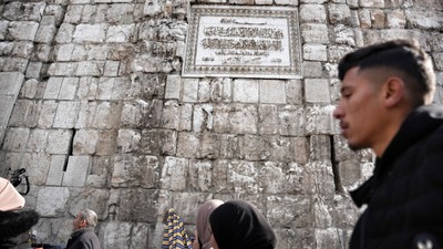 Emevi Camii'nin duvarındaki Hafız Esad'ın ismi çekiçle kazındı