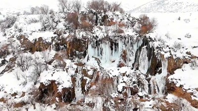 Erzincan'da buz tutan şelale dronla görüntülendi