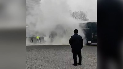 Metrobüste korkutan yangın: Yolcular tahliye edildi