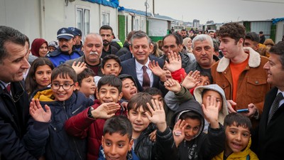 Özgür Özel: Öğrencilerin bir an önce sağlam okullara kavuşması lazım