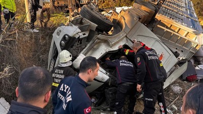 TIR tarlaya uçtu: Ölü ve yaralılar var