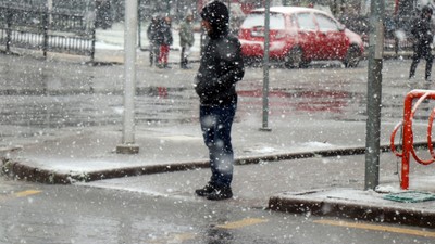 Kar birden bastırdı, yarım saatte her yer bembeyaz oldu