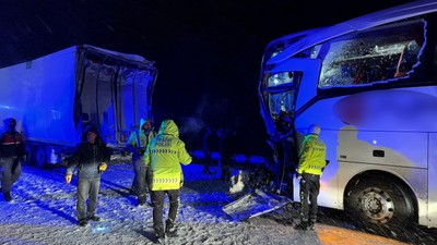 Yolcu otobüsü duran TIR'a çarptı: 1 ölü, 13 yaralı