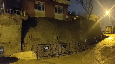 Beykoz'da istinat duvarı çöktü, arkasındaki bina mühürlendi