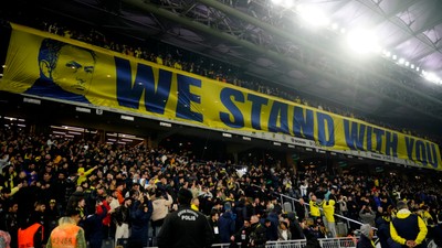 Fenerbahçe tribünlerinden Mourinho’ya tam destek: 'Yanındayız' pankartı