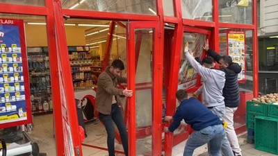 Küçükçekmece’de otomobil markete girdi