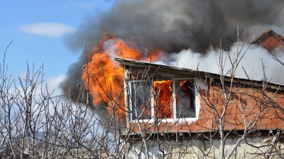 Alevlerin ortasında 'yetişin' çığlığı: Yardımına komşusu koştu