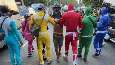 Brezilya polisinden renkli devriye: Power Rangers kılığına girdiler