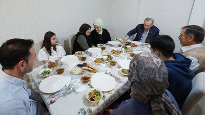 Erdoğan çifti Fidan ailesinin iftar sofrasına konuk oldu