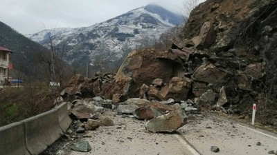 Ordu'da heyelan anı kameralara böyle yansıdı