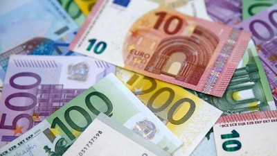 Euro gaza, dolar frene bastı