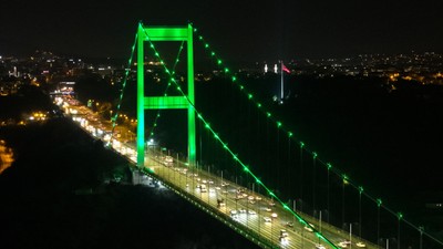 İstanbul'un köprüleri "Yeşilay Haftası" için yeşil renge büründü