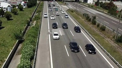 Emniyet şeridini kapatıp, polise yol vermedi