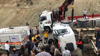 Beton mikseri devrildi: Sıkışan sürücü öldü