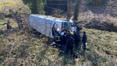 Çocuk sporcuları taşıyan minibüs kaza yaptı