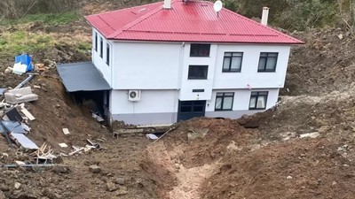 Artvin'de 2 katlı ev tek parça halinde 50 metre sürüklendi